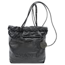 Chanel 22 Handtasche aus schwarzem Lammleder