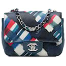 Borsa a tracolla mini quadrata classica stampata in pelle di agnello blu Chanel Airlines