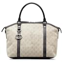 Bolso de satchel en lona GG beige de Gucci con charm en cúpula