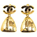 Boucles d'oreilles Chanel en or plaqué or avec clip CC Swing