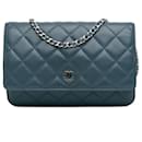 Portefeuille Chanel Blue Classic en cuir d'agneau avec chaîne