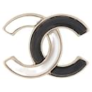 NOVE BROCHE LOGO CC CHANEL RESINA PRETA E BRANCA - Chanel