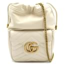 Bolsa de ombro em couro acolchoado Gucci GG Marmont