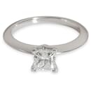 Bague de fiançailles Tiffany Solitaire en platine F VS1 0,57 CTW de Tiffany & Co.