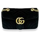 Bolsa de ombro Gucci Marmont Small em veludo matelassé preto