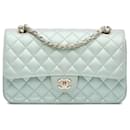 Bolso de hombro de doble solapa mediano clásico iridiscente de piel de cordero azul Chanel