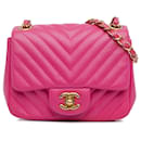 Sac à bandoulière en cuir d'agneau chevron classique mini carré rose de Chanel