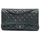 Silberne Chanel Medium Classic Schultertasche aus Lammleder mit doppeltem Klappverschluss