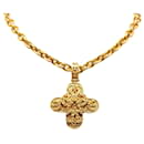 Collier pendentif croix Triple CC plaqué or Chanel