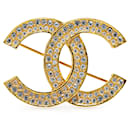 Goldplattierte Strass-Brosche von Chanel mit Coco-Logo