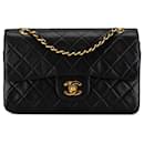 Bolsa de Ombro Chanel Classic Small em Couro de Cordeiro Preto com Dupla Aba