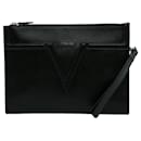 Clutch de couro preto com logo V da Versace