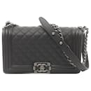 Chanel Boy Schultertasche aus schwarzem Kaviarleder