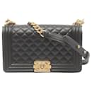 Borsa a spalla Chanel Boy in pelle caviar nera