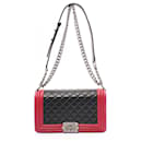 Bolso de Hombro Chanel Boy en Cuir de Cordero Negro y Rojo