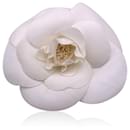 Broche en épingle de fleur de camélia en tissu blanc vintage - Chanel