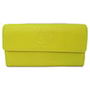 Portefeuille long bi-fold en cuir caviar jaune Chanel