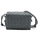 Graue Lammleder Schultertasche von Bottega Veneta