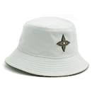 Chapeau seau Monogram Flower Louis Vuitton S Bleu Clair Gris M76941 en très bon état - Autre Marque