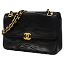 Chanel Schultertasche aus marineblauem Lammleder