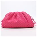 Bolso cruzado The Pouch en Nappa Intrecciato de Bottega Veneta en rosa