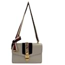 Bolsa de flap em couro de bezerro Small Sylvie em couro com alça de ombro em web destacável. Off-white - Gucci