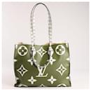 Sac à main Louis Vuitton Monogram Giant OntheGo GM en vert et beige M44571