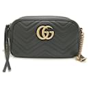 Bolso de hombro pequeño acolchado Gucci GG Marmont