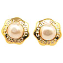 Boucles d'oreilles clip en fausse perle plaquées or Chanel