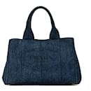 Bolso de denim canapa azul con logo de Prada