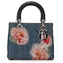 Bolsa Lady Dior média em denim azul com detalhes florais