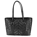 Gucci GG Marmont große Tote-Tasche aus schwarzem, gestepptem Kalbsleder mit Chevron-Muster