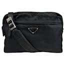 Bolso de hombro de nylon Prada en negro