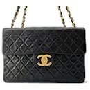 Chanel schwarze Lammleder Schultertasche mit Kette