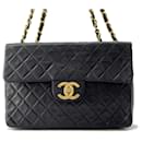 Chanel schwarze Lammleder Schultertasche mit Kette