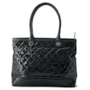 Sac fourre-tout en cuir verni noir Chanel