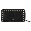 Cartera larga de cuero negro Valentino Rockstud con cremallera