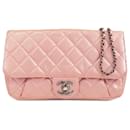 Bolsa transversal Pink Chanel Medium em couro de bezerro matelado Coco Pleats com corrente