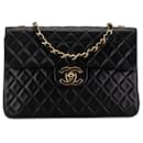 Schultertasche Chanel Maxi XL Classic aus schwarzem Lammleder mit einfacher Klappe