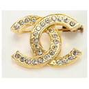 Broche de strass dourado Chanel Coco Mark