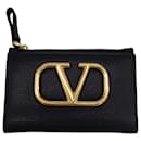 Billetera Small V-Logo Valentino Garavani en cuero de ternera texturizado negro