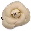 Broche de flor camelia de tela beige vintage - Chanel