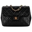 Sac à bandoulière classique en cuir d'agneau noir Chanel Mini Square à rabat simple