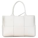 Petit Maxi Intrecciato Arco Tote blanc de Bottega Veneta