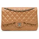 Bolso de hombro Chanel Jumbo Classic de caviar iridiscente color tan con doble solapa