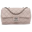 Bolso de hombro de piel de ternera envejecida acolchada beige de Chanel con solapa simple