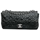 Bolsa de ombro Black Chanel Jumbo em patente com símbolos da sorte