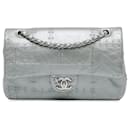 Borsa a spalla a doppio flap in pelle di vitello lucida argento, decorata con borchie Chanel media.