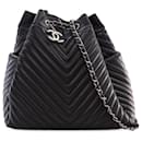 Sac seau Urban Spirit en cuir de veau noir à chevrons Chanel