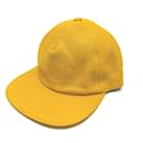 Casquette en cuir jaune Fendi FXQ768